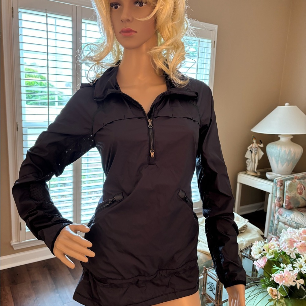 PHENOMENAL, STUNNING & LIGHTWEIGHT LULU-LEMON PUFFER IN MINT CONDITION.